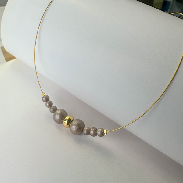 Minimal Κολιέ με Πέρλες και Χρυσή Λεπτομέρεια – Κομψό Γυναικείο Κόσμημα