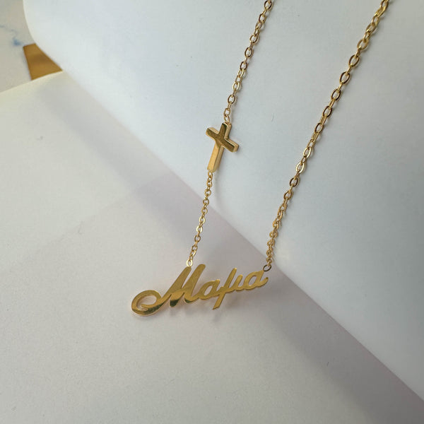 Χρυσό Κολιέ με Όνομα «Μαμά» και Σταυρό – Προσωποποιημένο Κόσμημα για Μαμά