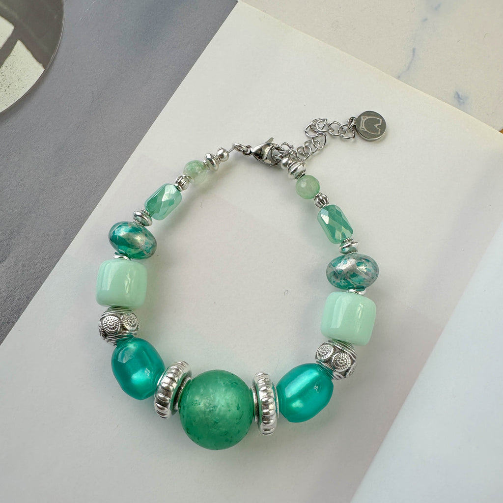 Βραχιόλι με Πράσινες Πέτρες και Ασημί Στοιχεία – Statement Γυναικείο Κόσμημα