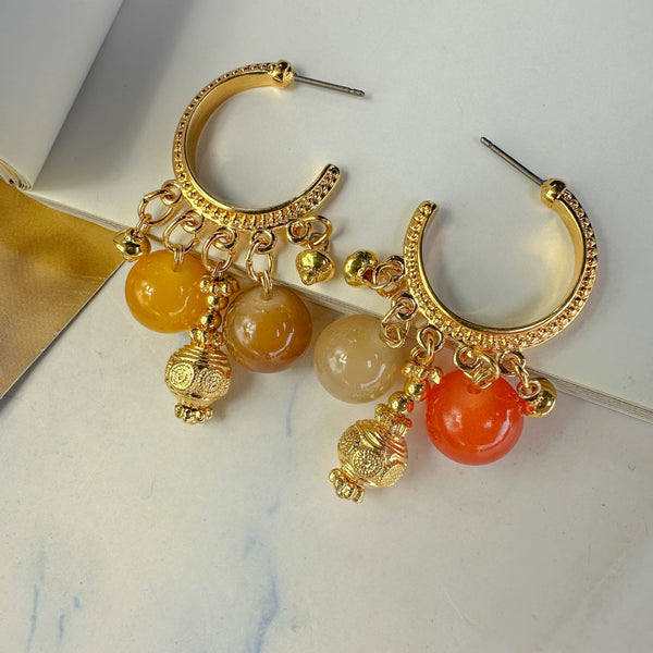 Χειροποίητα χρυσά σκουλαρίκια κρίκοι με γυάλινες χάντρες σε ζεστές αποχρώσεις