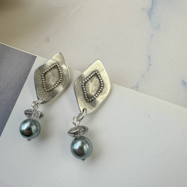 Σκουλαρίκια με Γκρι Πέρλα – Επαργυρωμένα Κρεμαστά Σκουλαρίκια