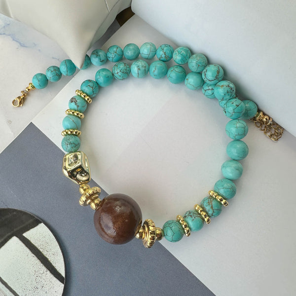 Κολιέ με Τυρκουάζ Χαολίτες και Ξύλινη Χάντρα – Statement Κολιέ με Επίχρυσες Λεπτομέρειες