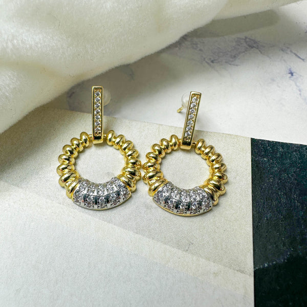 Χρυσά σκουλαρίκια κρίκοι με ζιργκόν και μοντέρνο design