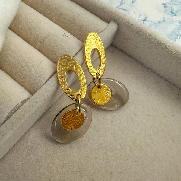 Χρυσά Σκουλαρίκια με Oval Σχέδιο & Φυσική Πέτρα – Elegant & Modern Design