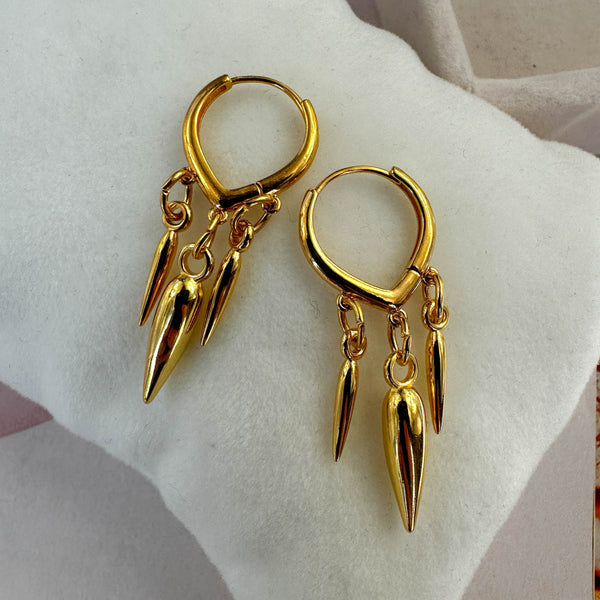 Χρυσά Σκουλαρίκια Κρίκοι με Κρεμαστά Spikes – Μοντέρνο & Δυναμικό Design