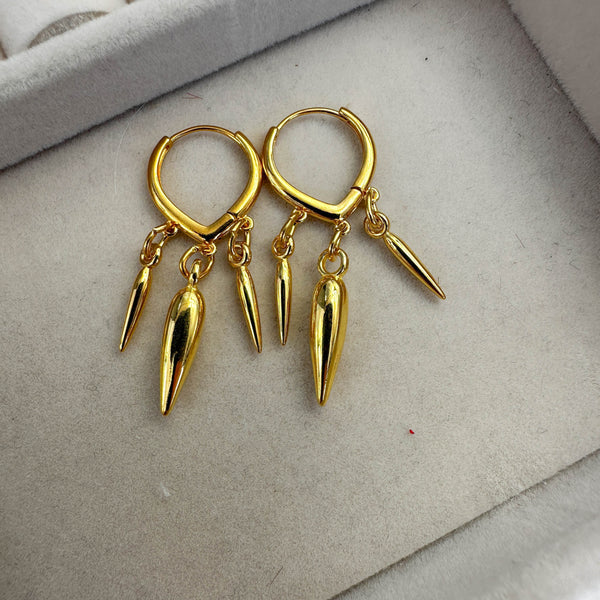 Χρυσά Σκουλαρίκια Κρίκοι με Κρεμαστά Spikes – Μοντέρνο & Δυναμικό Design