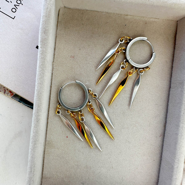 Σκουλαρίκια Ασημί Κρίκοι Δίχρωμα με Κρεμαστά Στοιχεία – Μοντέρνος & Δυναμικός Σχεδιασμός