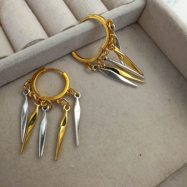 Σκουλαρίκια Χρυσοί Κρίκοι Δίχρωμα με Κρεμαστά Στοιχεία – Μοντέρνος & Δυναμικός Σχεδιασμός