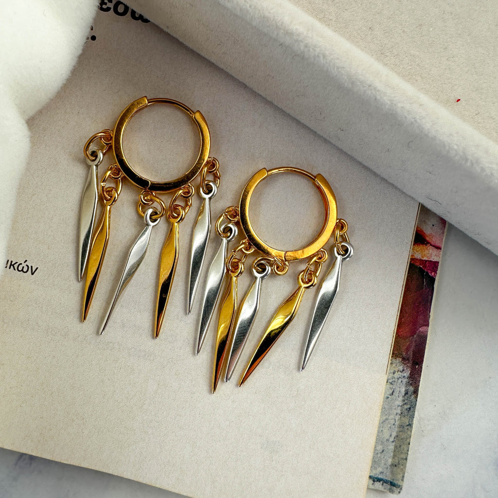 Σκουλαρίκια Χρυσοί Κρίκοι Δίχρωμα με Κρεμαστά Στοιχεία – Μοντέρνος & Δυναμικός Σχεδιασμός