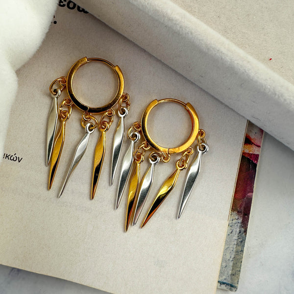 Σκουλαρίκια Χρυσοί Κρίκοι Δίχρωμα με Κρεμαστά Στοιχεία – Μοντέρνος & Δυναμικός Σχεδιασμός