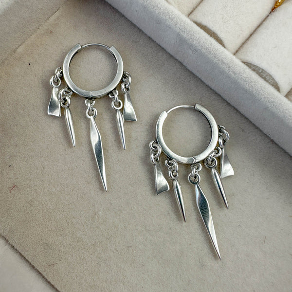 Ασημί Σκουλαρίκια Κρίκοι με Κρεμαστά Spikes – Μοντέρνο & Δυναμικό Design