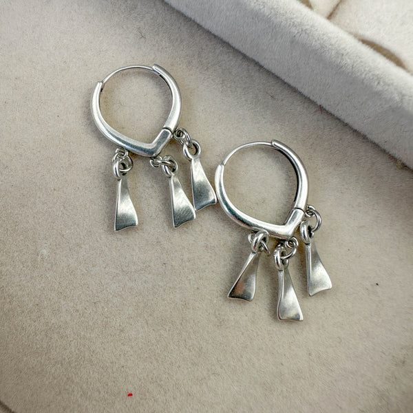 Ασημί Σκουλαρίκια Κρίκοι με Κρεμαστά Geometric Charms – Minimal & Modern Design