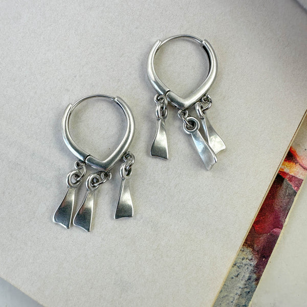 Ασημί Σκουλαρίκια Κρίκοι με Κρεμαστά Geometric Charms – Minimal & Modern Design