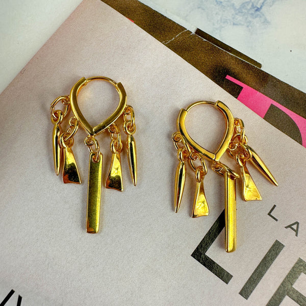 Χρυσά Σκουλαρίκια Κρίκοι με Κρεμαστά Geometric Charms – Statement & Modern Design