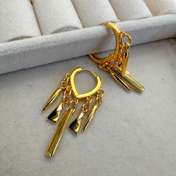 Χρυσά Σκουλαρίκια Κρίκοι με Κρεμαστά Geometric Charms – Statement & Modern Design