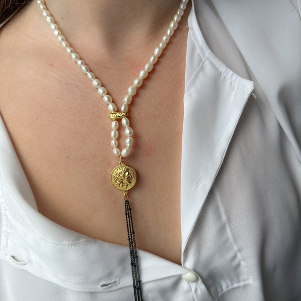 Κολιέ με Μαργαριτάρια Καλλιέργειας, Νόμισμα Μέγας Αλέξανδρος & Αλυσίδες με Επίχρυσα Στοιχεία