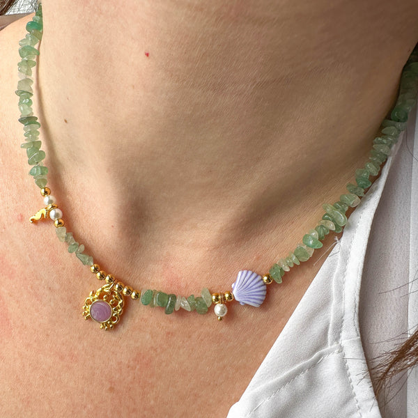 Κολιέ με Πράσινα Ακρυλικά Chips, Καβουράκι με Σμάλτο & Επίχρυσο Ιππόκαμπο