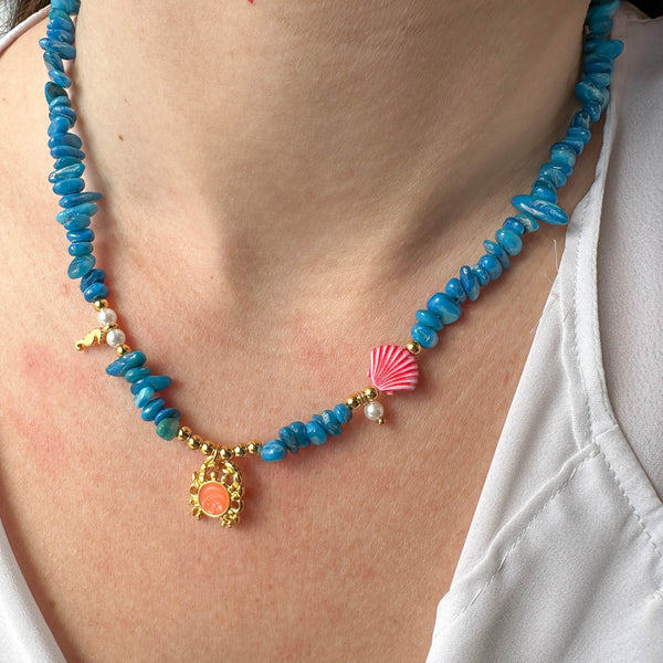 Κολιέ με Μπλε Ακρυλικά Chips, Καβουράκι με Σμάλτο & Επίχρυσο Ιππόκαμπο