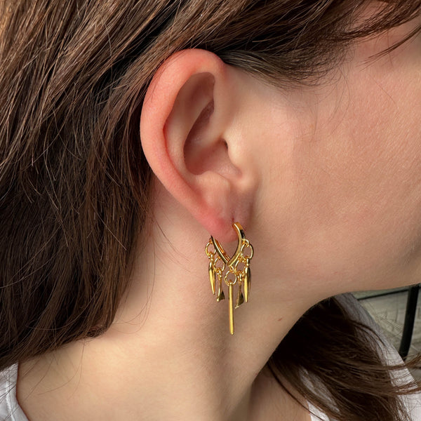 Χρυσά Σκουλαρίκια Κρίκοι με Κρεμαστά Geometric Charms – Statement & Modern Design