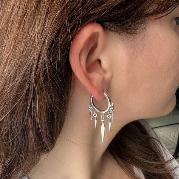 Ασημί Σκουλαρίκια Κρίκοι με Κρεμαστά Spikes – Μοντέρνο & Δυναμικό Design