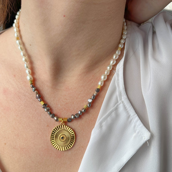 Κολιέ με Μαργαριτάρια Καλλιέργειας & Επίχρυσο Μοτίφ – Κομψότητα & Διαχρονικό Στυλ