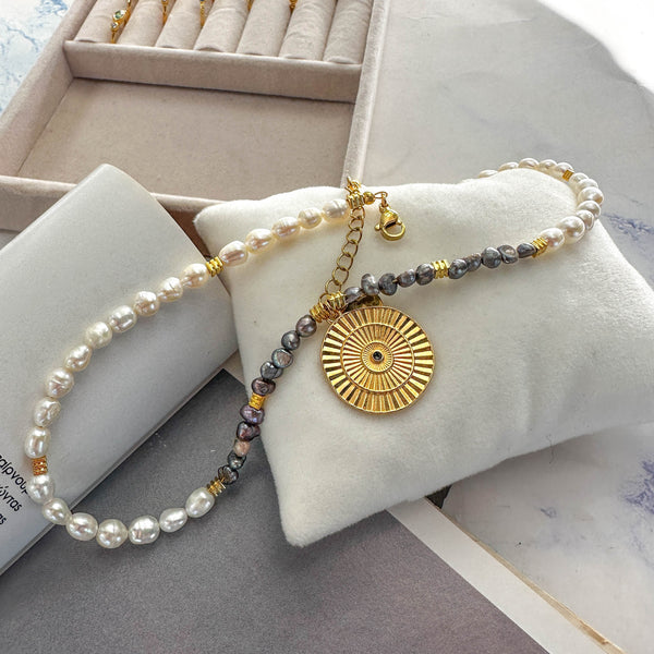 Κολιέ με Μαργαριτάρια Καλλιέργειας & Επίχρυσο Μοτίφ – Κομψότητα & Διαχρονικό Στυλ