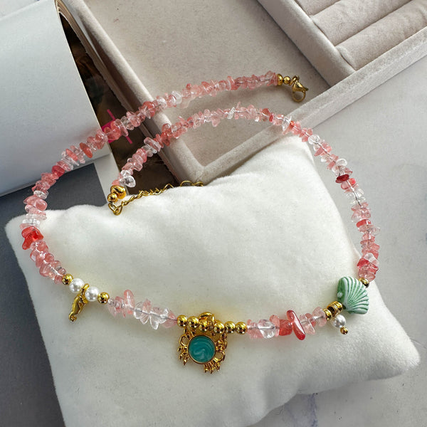 Κολιέ με Ροζ Ακρυλικά Chips, Καβουράκι με Σμάλτο & Επίχρυσο Ιππόκαμπο