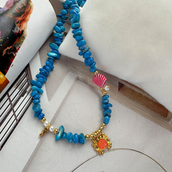 Κολιέ με Μπλε Ακρυλικά Chips, Καβουράκι με Σμάλτο & Επίχρυσο Ιππόκαμπο