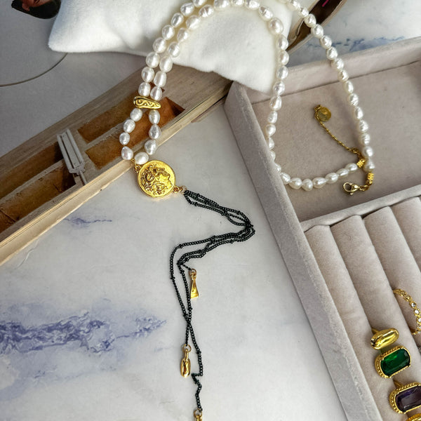 Κολιέ με Μαργαριτάρια Καλλιέργειας, Νόμισμα Μέγας Αλέξανδρος & Αλυσίδες με Επίχρυσα Στοιχεία