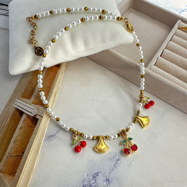 Κολιέ με Λευκές Περλίτσες, Αιματίτες & Κερασάκια με Κόκκινο Σμάλτο