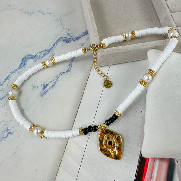 Κολιέ με Λευκές Heishi Χάντρες, Μαργαριτάρια & Επίχρυσο Charm – Boho & Summer Design