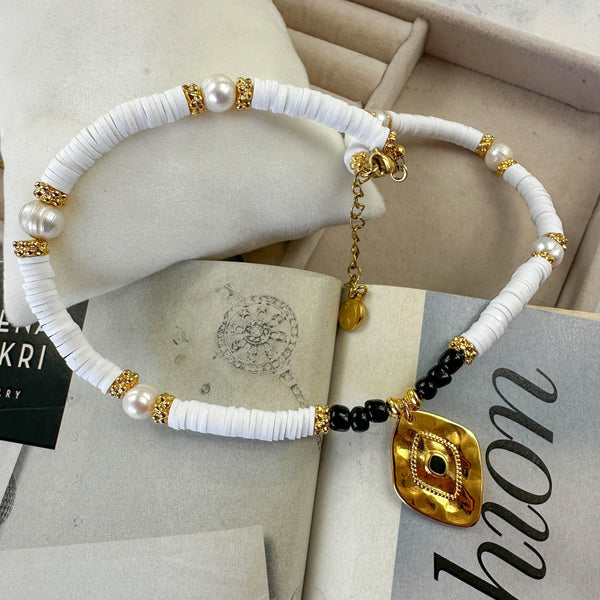 Κολιέ με Λευκές Heishi Χάντρες, Μαργαριτάρια & Επίχρυσο Charm – Boho & Summer Design