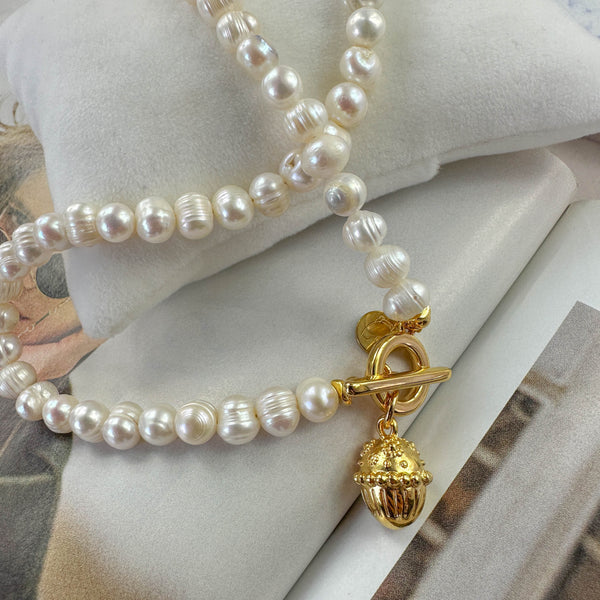 Κολιέ με Μαργαριτάρια Καλλιέργειας & Χρυσό Κούμπωμα T-Bar – Elegant & Timeless Design