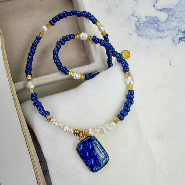 Χειροποίητο Κολιέ με Μπλε Κεραμικές Χάντρες & Μαργαριτάρια – Elegant & Unique Design