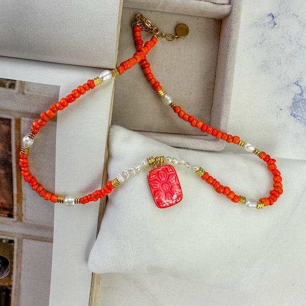 Χειροποίητο Κολιέ με Πορτοκαλί Κεραμικές Χάντρες & Μαργαριτάρια – Elegant & Unique Design