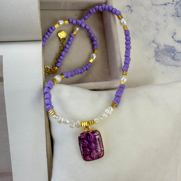 Χειροποίητο Κολιέ με Μωβ Λιλά Κεραμικές Χάντρες & Μαργαριτάρια – Elegant & Unique Design