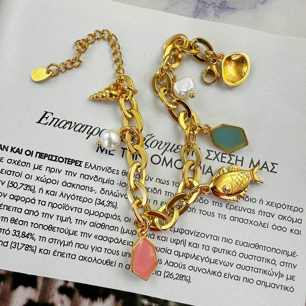 Χρυσό Βραχιόλι με Ατσάλινη Αλυσίδα & Κρεμαστά Charms – Statement & Trendy Design