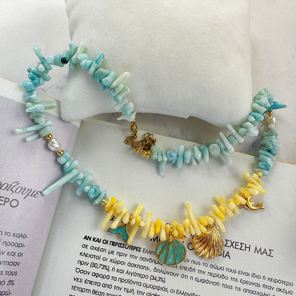 Κολιέ με Πέτρες Κοραλλιού σε Τυρκουάζ & Κίτρινο με Θαλασσινά Charms – Summer Statement Design