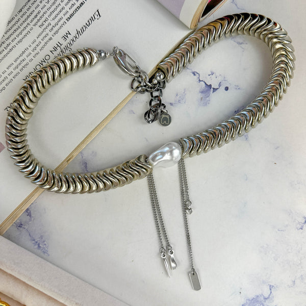 Ασημί Statement Κολιέ με Chunky Αλυσίδα & Μαργαριτάρι – Modern & Bold Design