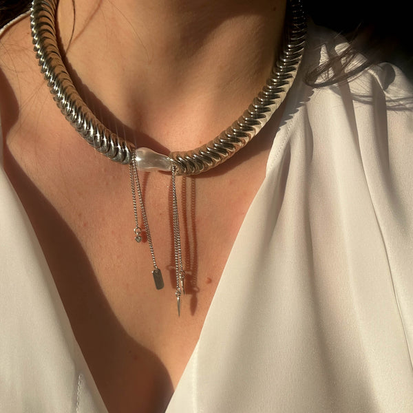 Ασημί Statement Κολιέ με Chunky Αλυσίδα & Μαργαριτάρι – Modern & Bold Design