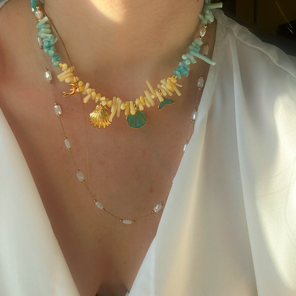 Κολιέ με Πέτρες Κοραλλιού σε Τυρκουάζ & Κίτρινο με Θαλασσινά Charms – Summer Statement Design