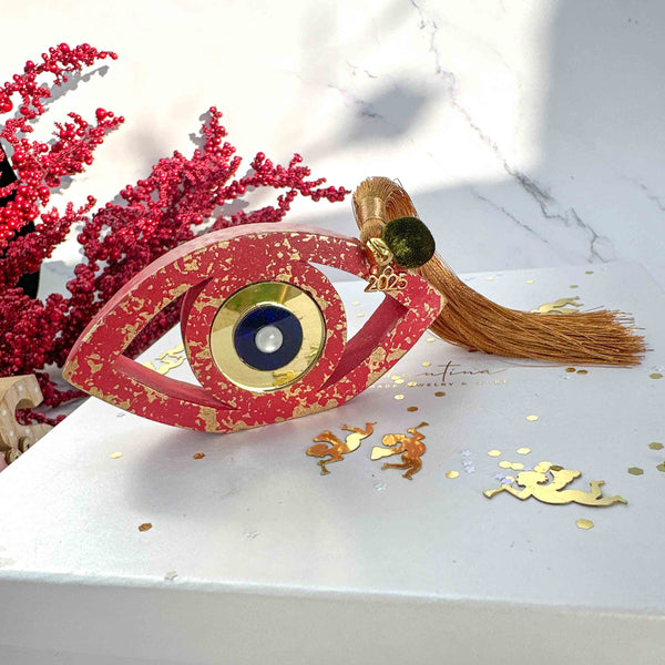 Επιτραπέζιο Κόκκινο Γούρι 2026 με Μάτι και Φούντα