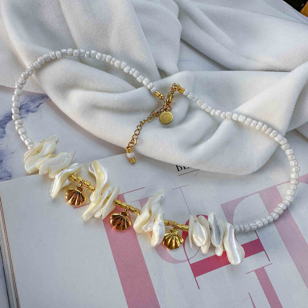 Κολιέ με Λευκές Χάντρες και Φίλντισι Κοχύλια