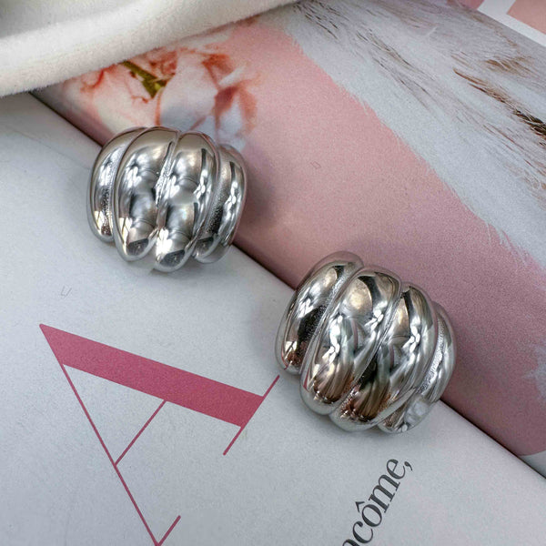 Σκουλαρίκια Καρφωτά από Ατσάλι – Ανάγλυφο Κυματιστό Design