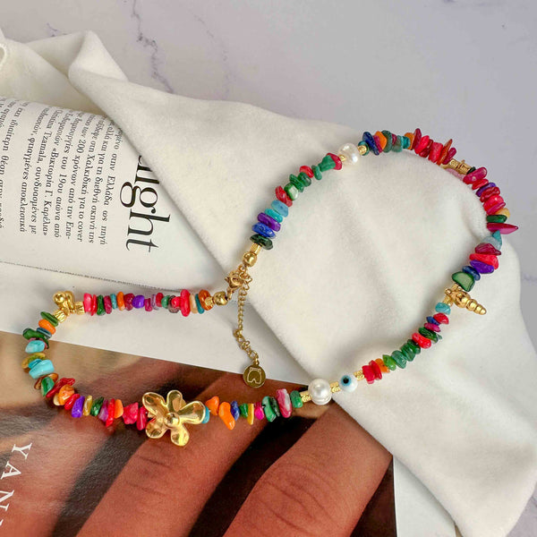 Κολιέ με πολύχρωμες ημιπολύτιμες πέτρες και μαργαριτάρια