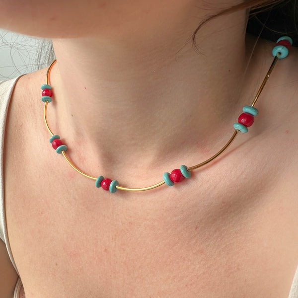 Χειροποίητο Κολιέ με Τυρκουάζ Howlite & Κόκκινες Χάντρες