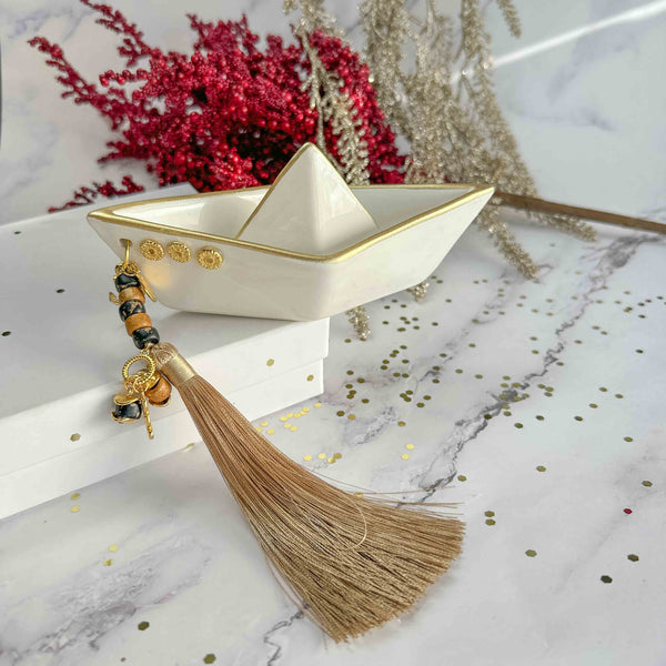 Επιτραπέζιο Γούρι 2026 Καράβι Μπεζ με Χρυσές Λεπτομέρειες και Χρυσή φούντα