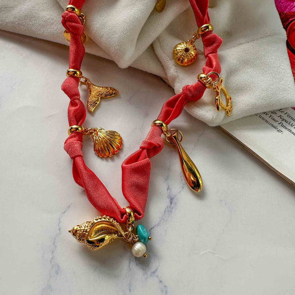 Κολιέ με Κόκκινη Κορδέλα και Χρυσά Θαλασσινά Στοιχεία