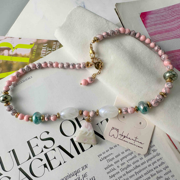 Κολιέ με Ροζ Πέτρες και Πράσινες Λεπτομέρειες