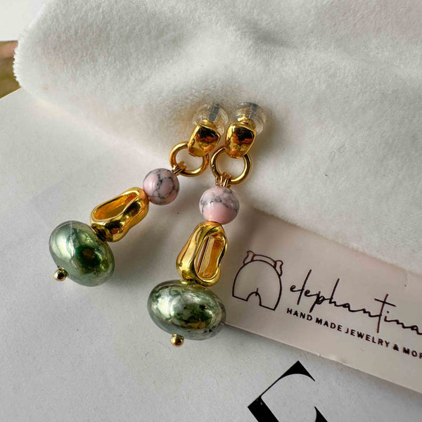 Σκουλαρίκια με Πράσινη Οβάλ Χάντρα & Ροζ Λεπτομέρεια